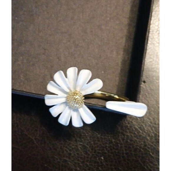 White Daisy Flower Open Ring Petal Adjustable Spring - Picture 7 of 7